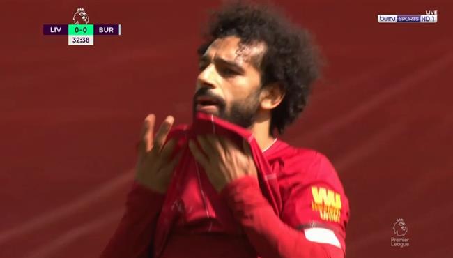 محمد صلاح يرواغ مدافع بيرنلي والحارس يحرمه من تسجيل هدف محقق