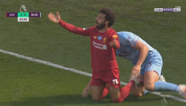 محمد صلاح يطالب بركلة جزاء في مباراة ليفربول وبيرنلي