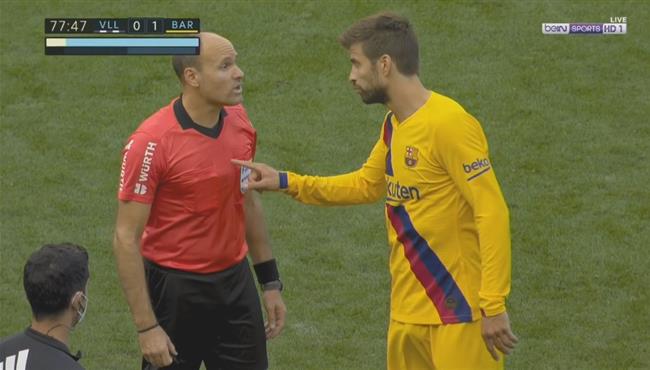 بيكيه يطالب الحكم باحتساب ركلة جزاء في مباراة برشلونة وبلد الوليد