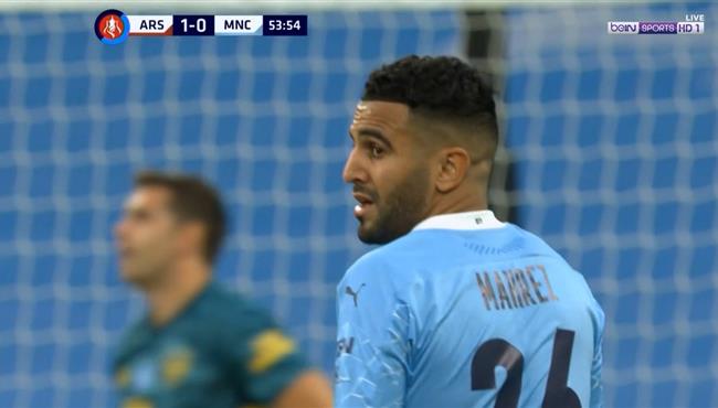 تصدي مارتينيز يحرم رياض محرز من تسجيل هدف رائع في مرمي ارسنال