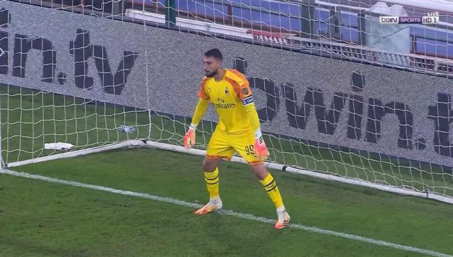 دوناروما يتصدي لركلة جزاء امام سامبدوريا في الدوري الايطالي