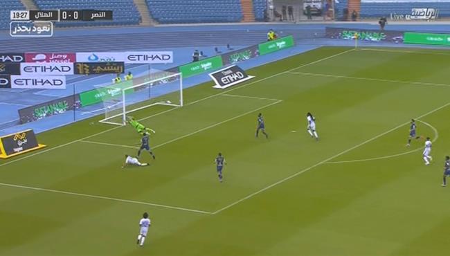 حارس النصر يتصدي لفرصه خطيرة من جيوفينكو بالدوري السعودي