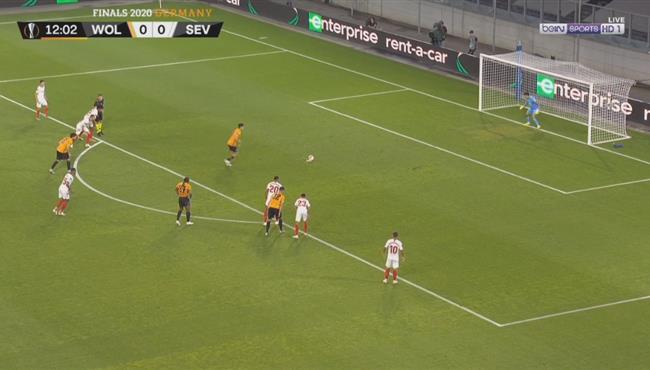 ياسين بونو يتصدي لركلة جزاء في مباراة اشبيلة وولفرهامبتون بالدوري الاوروبي