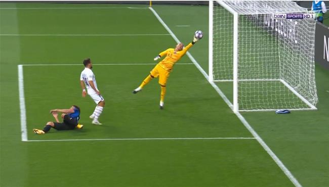 نافاس يتألق وينقذ هدفين مؤكدين في دقيقة واحدة امام اتالانتا بدوري ابطال اوروبا