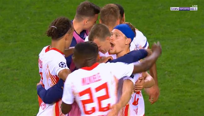 فرحة لاعبي لايبزيج بعد الفوز على اتلتيكو مدريد بدوري ابطال اوروبا