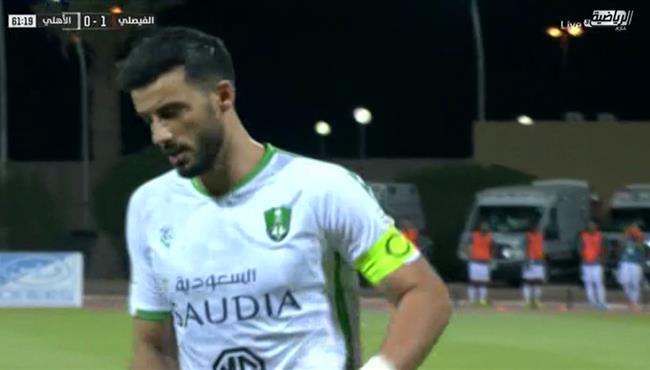 عمر السومة يهدر ركلة جزاء امام الفيصلي بالدوري السعودي