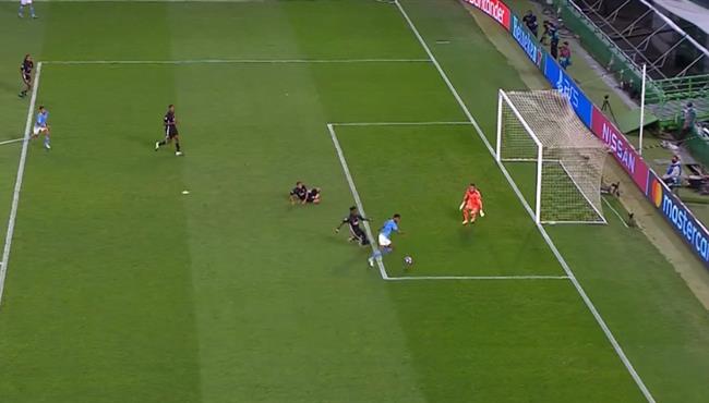 مدافع ليون ينقذ فرصه خطيرة لمانشستر سيتي في دوري ابطال اوروبا