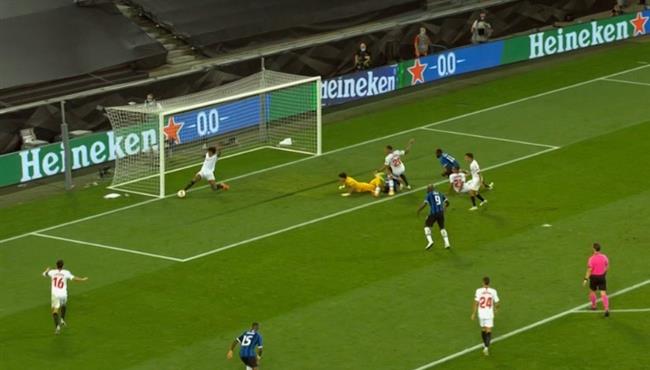 مدافع اشبيلية يمنع هدف محقق لانتر ميلان من علي خط المرمي