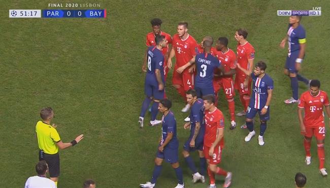 تدخل عنيف من جنابري علي نيمار يتسبب فى مشادة بين لاعبي بايرن ميونخ وباريس