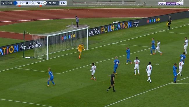 لاعب ايسلندا يهدر ركلة جزاء في الوقت القاتل امام انجلترا