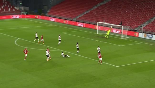 تصدي مينيوليه الرائع يحرم ايركسن من تسجيل هدف صاروخي لـ الدنمارك