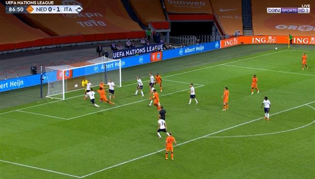 هجمة خطره من لاعبي هولندا علي مرمي ايطاليا في الوقت القاتل