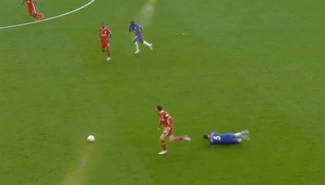 روبرتسون يتلاعب بجورجينو في مباراة ليفربول وتشيلسي