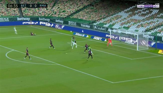 تصدي كورتوا الرائع ينقذ ريال مدريد من هدف محق لريال بيتيس