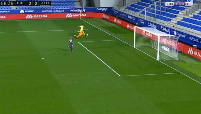 لويس سواريز يهدر انفراد امام ويسكا في الدوري الاسباني