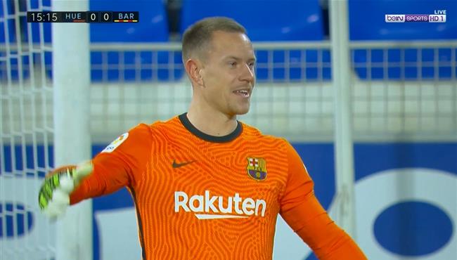 لقطة مهارية من تيرشتيجن فى مباراة برشلونة وهويسكا