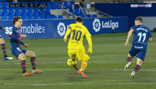 مهارة وكنترول رائع من ميسي فى مباراة برشلونة وهويسكا
