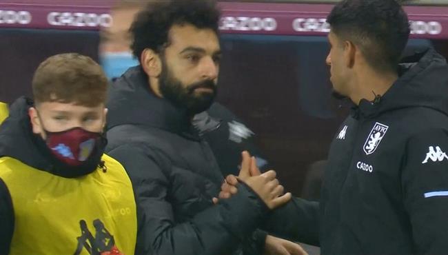 محمد صلاح يلبي طلب لاعب استون فيلا الشاب بعد نهاية المباراة