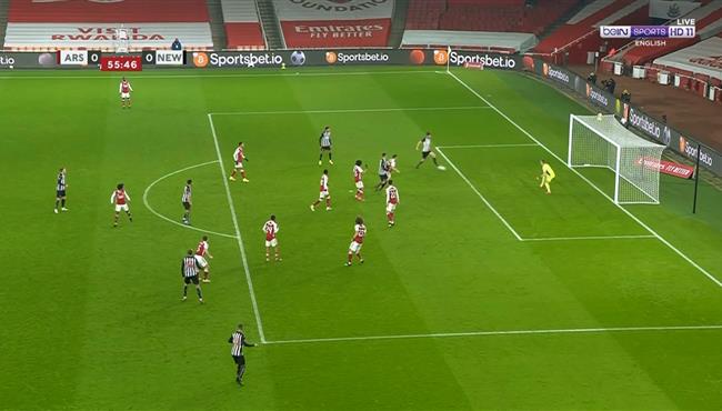 اندي كارول يهدر هدف محقق لنيوكاسل امام ارسنال