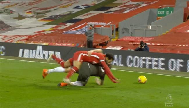 محمد صلاح ينفعل علي الحكم في مباراة ليفربول ومانشستر يونايتد