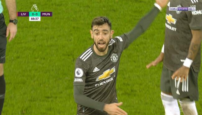 انفعال برونو فيرنانديز لحظة خروجة في مباراة ليفربول ومانشستر يونايتد