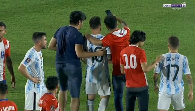 الجماهير تتهافت علي ميسي للالقاط الصور معه بعد مباراة الارجنتين وباراجواي