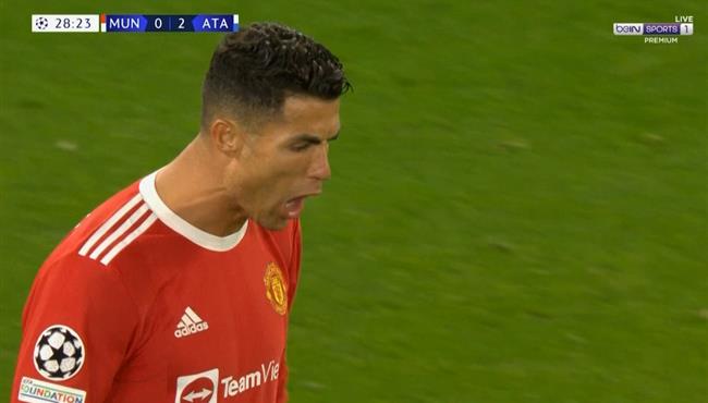 انفعال وغضب رونالدو بعد تلقي مانشستر يونايتد هدفين امام اتالانتا