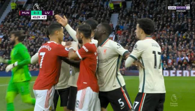 مشادة بين لاعبي ليفربول ورونالدو بعد تعديه علي جونز