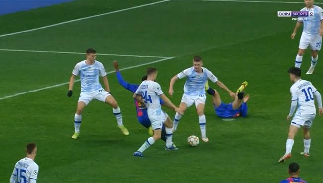 الحكم يحتسب ركلة جزاء لبرشلونة ثم يلغيها بعد العوده للفار