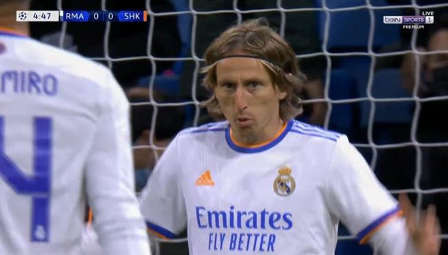 لوكا مودريتش يهدر هدف محقق لريال مدريد امام شاختار في دوري ابطال اوروبا