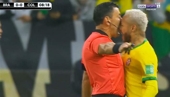 نيمار ينفعل علي الحكم في مباراة البرازيل وكولومبيا بتصفيات كأس العالم