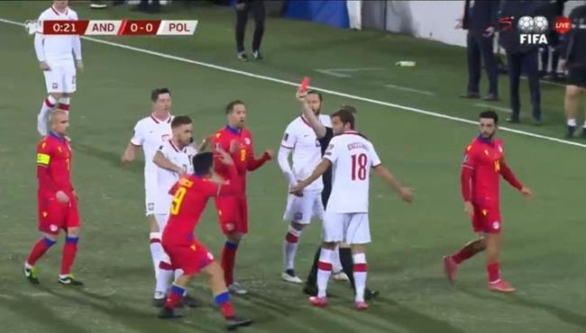 طرد لاعب اندورا امام بولندا بعد 20 ثانية فقط بتصفيات كأس العالم