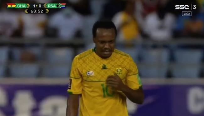 بيرسي تاو كاد ان يسجل هدف رائع في مباراة جنوب افريقيا وغانا