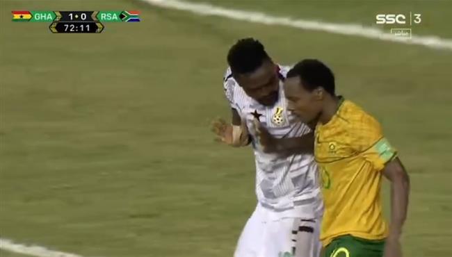 بيرسي تاو يطالب بركلة جزاء في مباراة جنوب افريقيا وغانا