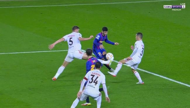 العارضة تحرم يوسف ديمير من تسجيل هدف رائع امام بنفيكا