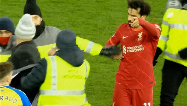 مشجع يقتحم ملعب مباراة ليفربول وساوثهامبتون من أجل محمد صلاح