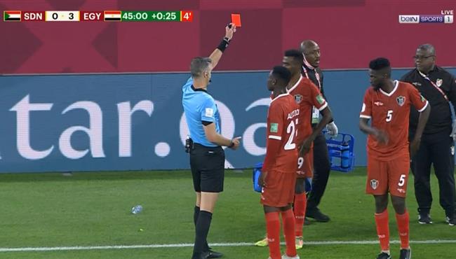 طرد ياسر مزمل بعد تدخل عنيف علي ايمن اشرف