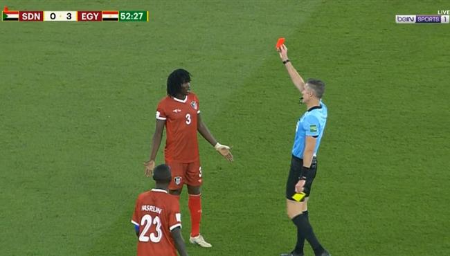 طرد فارس عبد الله في مباراة مصر والسودان بكاس العرب