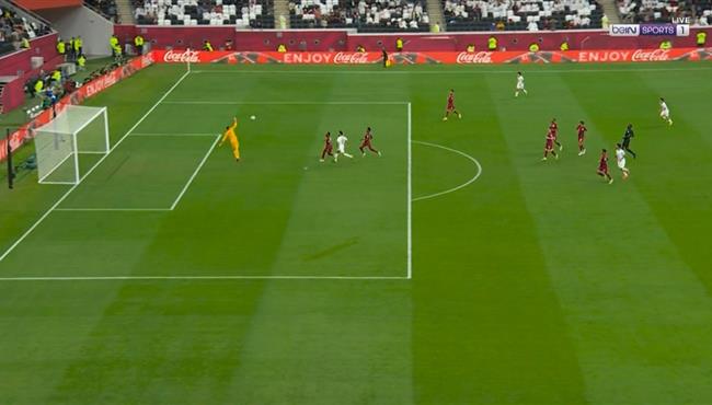 حارس قطر يتصدي لانفراد تام امام العراق بكاس العرب