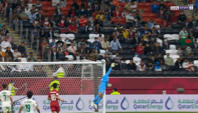 العارضة تحرم قطر من هدف رائع امام العراق بكاس العرب