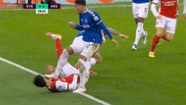 تدخل بن جودفري العنيف علي تاكيهيرو تومياسو في مباراة ارسنال وايفرتون