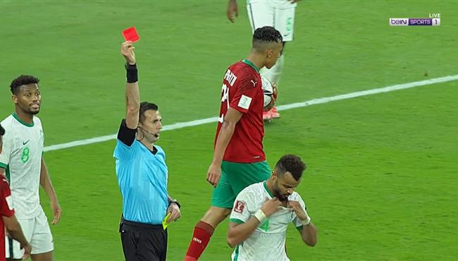 طرد علي المجرشي في مباراة السعودية والمغرب بكاس العرب