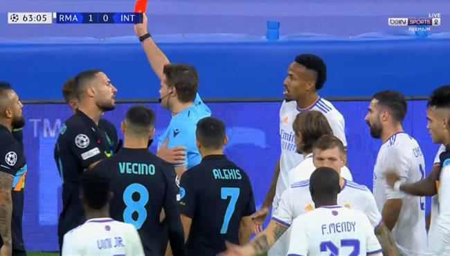 طرد نيكولو باريلا في مباراة ريال مدريد وانتر ميلان