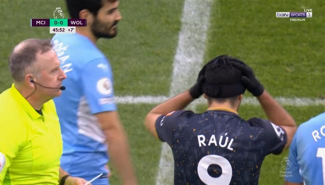 طرد راؤول خيمينيز في مباراة مانشستر سيتي وولفرهامبتون بالدوري الانجليزي