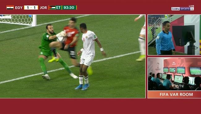 الحكم يتراجع عن احتساب ركلة جزاء لمصر بعد العودة للفار