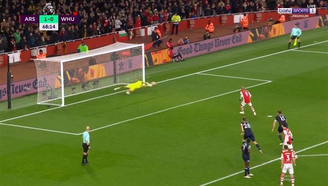 لوكاس فابيانسكي يتصدي لركلة جزاء لاكازيت في مباراة ارسنال ووست هام