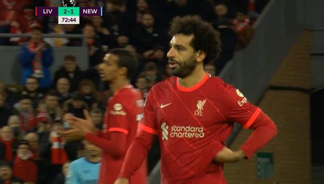 رد فعل محمد صلاح لحظة خروجة في مباراة ليفربول ونيوكاسل