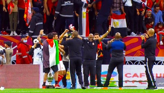 موسيماني يرقص مع كهربا بعد فوز الاهلي بكأس السوبر الافريقي