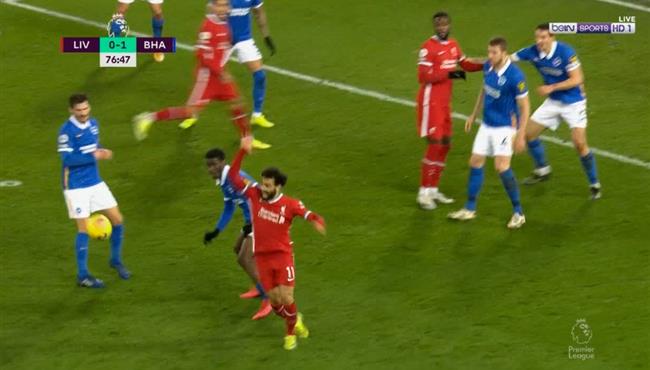 محمد صلاح يطالب بركلة جزاء في مباراة ليفربول وبرايتون