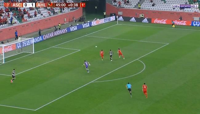 خطأ حارس الدحيل كاد ان يتسبب في هدف للاهلي